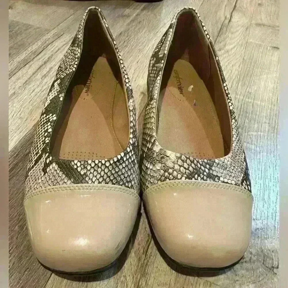 NWOT Reptile print flats size 7 1/2 - Picture 1 of 4